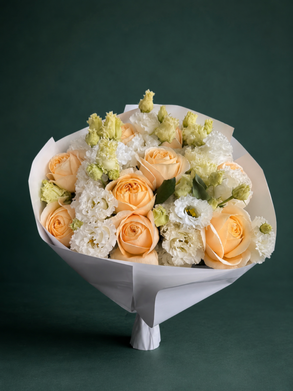 Pfingstrosenartige Rosen mit Eustoma