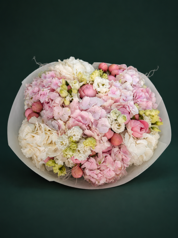 Hortensien mit Pfingstrosen und Eustoma